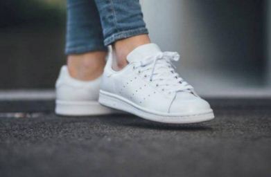 طريقة سحرية لتنظيف الحذاء الابيض