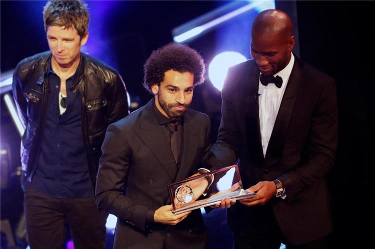 محمد صلاح يحتفل بجائزة بوشكاش محمد صلاح يحتفل بجائزة بوشكاش