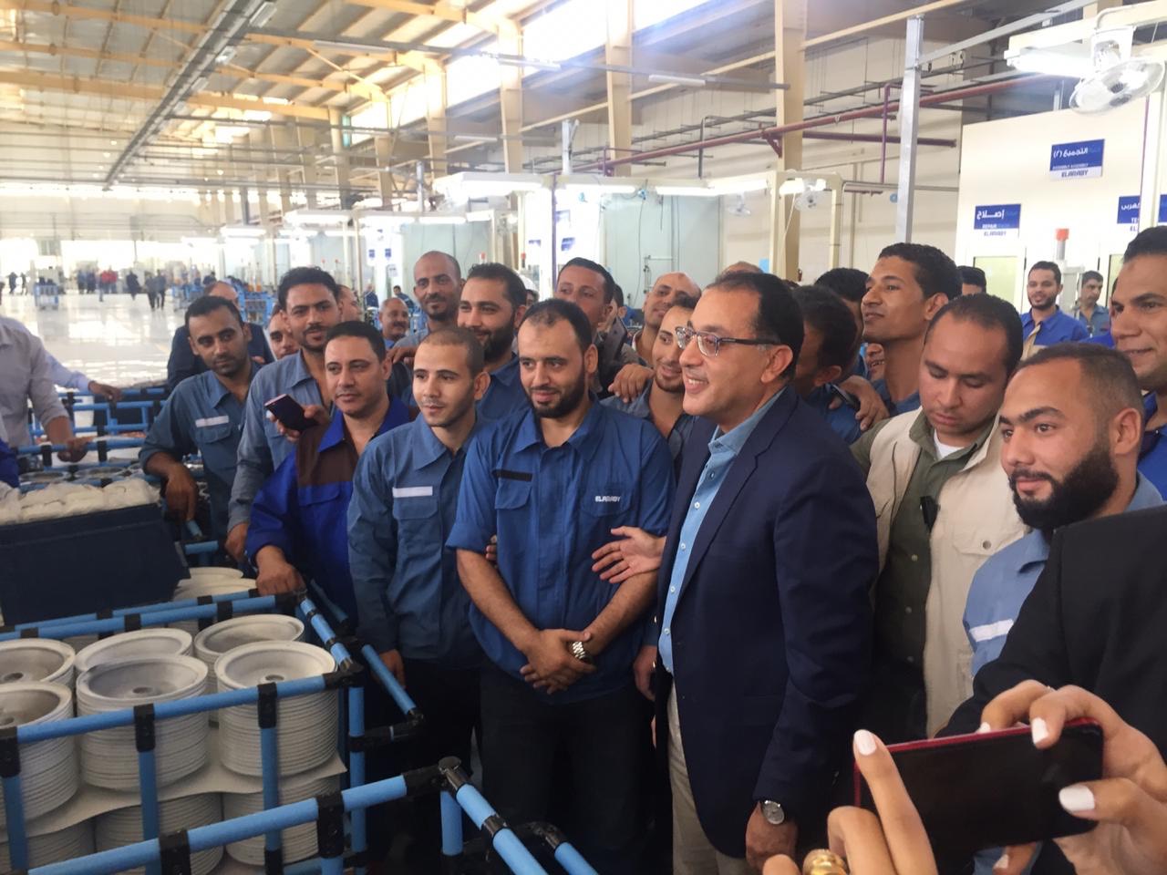 رئيس الوزراء يلتقط صورة مع العمال