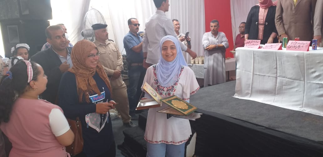 تكريم 42 طالبا وطالبة من المتفوقين بالثانوية العامة والإعداد