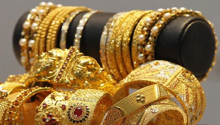 حكم جمع المال والذهب معا لاكتمال نصاب الزكاة ثم إخراجها