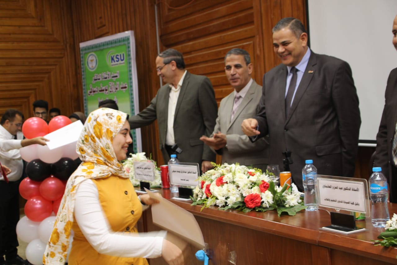 رئيس جامعة كفرالشيخ يوجه 4 نصائح لطلاب الصيدلة