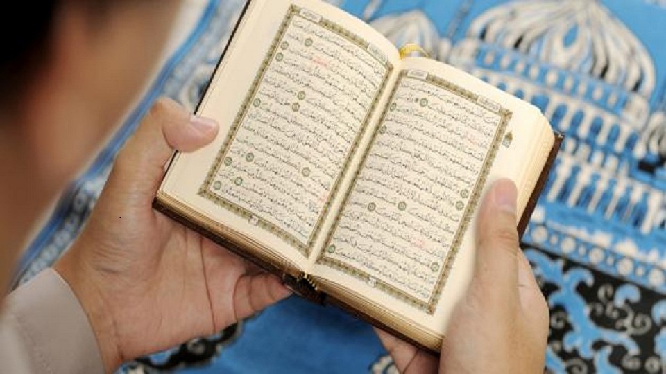 هل تجوز قراءة القرآن وهبة مثل ثوابه لشخص حي 