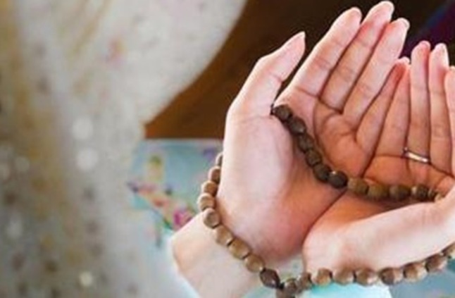 الإفتاء توضح حكم مسح الوجه باليدين بعد الدعاء الإفتاء توضح حكم مسح الوجه باليدين بعد الدعاء