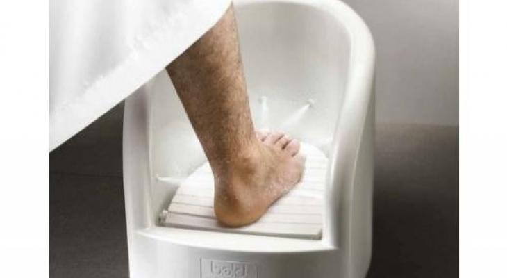 هل يجب تدليك القدم باليد في أثناء الوضوء أم يكفي وضعها تحت ا