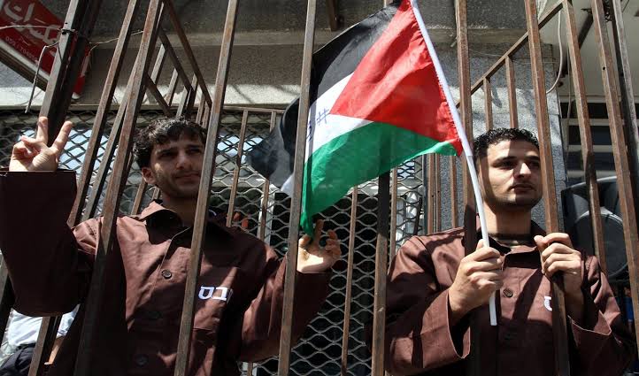 وزير الأمن الإسرائيلي يتوعد بالتضييق على الأسرى الفلسطينيين