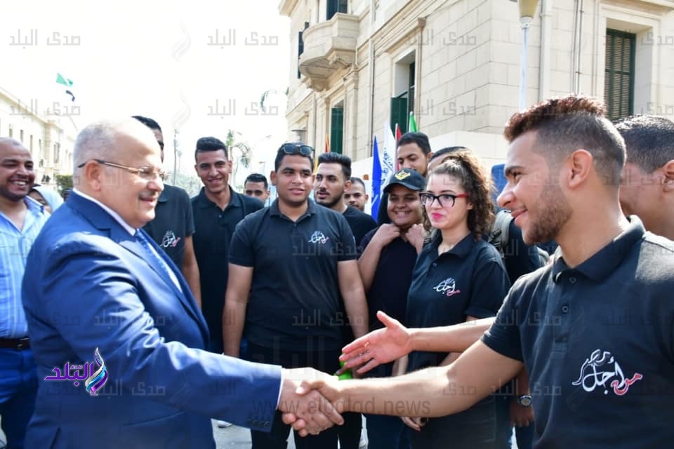 رئيس جامعة القاهرة وسط الطلاب رئيس جامعة القاهرة وسط الطلاب