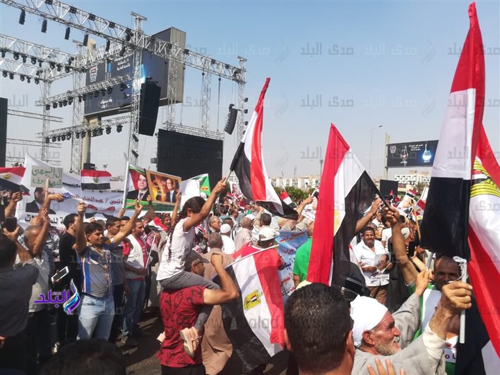 المصريون من أمام المنصة لتأييد الرئيس المصريون من أمام المنصة لتأييد الرئيس