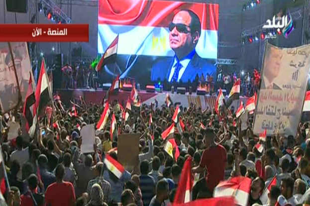 الآلاف يتوافدون على المنصة في مظاهرة حب لمصر