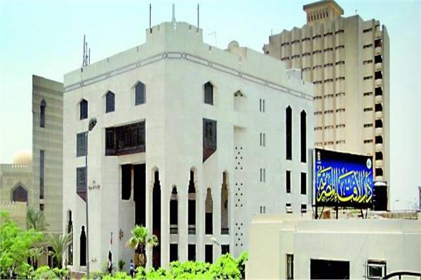 هل يجوز ادعاء البيع بسعر أقل من سعر المصنع؟