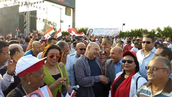 تظاهرات المصريين المؤيدة لقياداته السياسية 