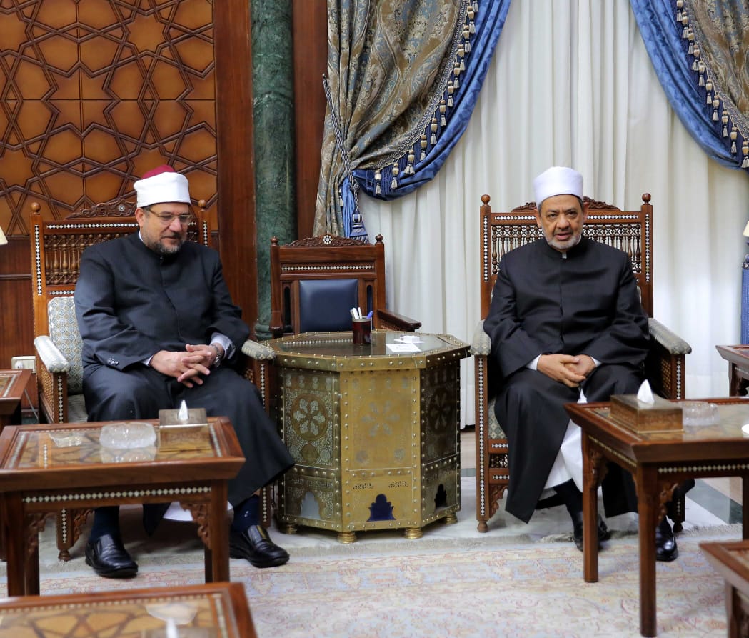 وزير الأوقاف يزور شيخ الأزهر ويدعو له بدوام الصحة والعافية