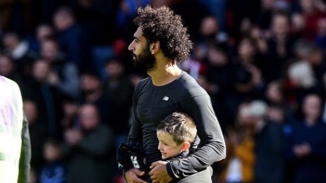 محمد صلاح رفقة الطفل