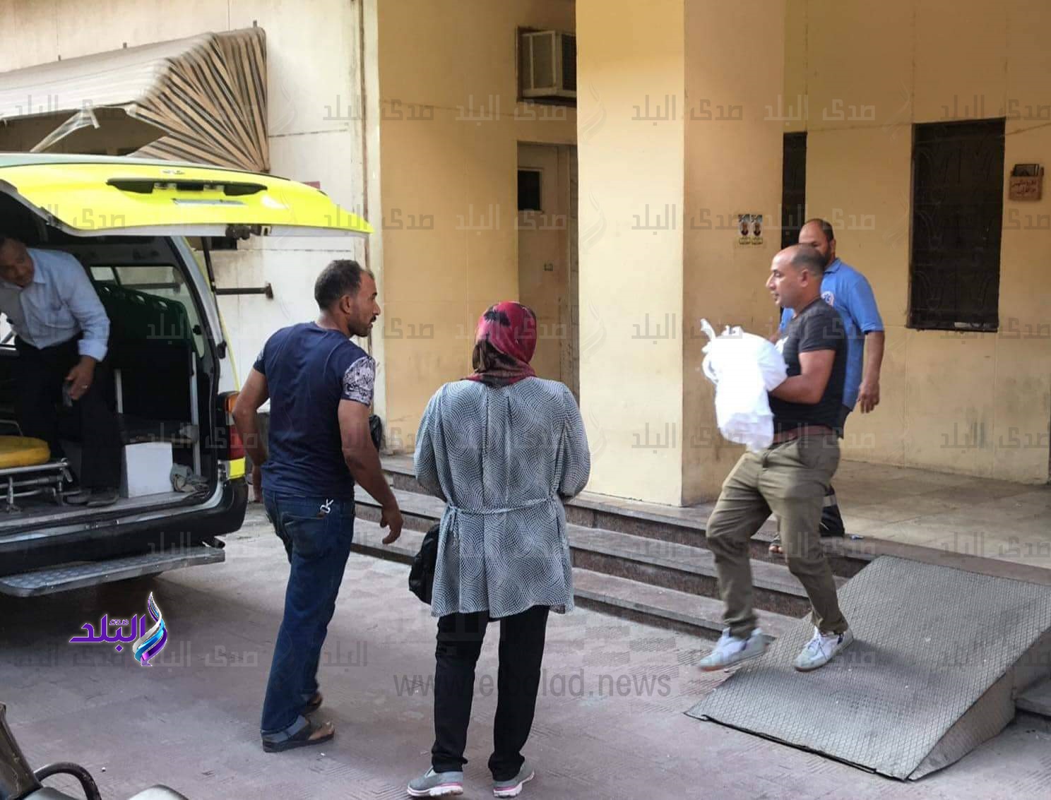 لحظة خروج جثمان الطفلة جنة ضحية التعذيب من المشرحة 