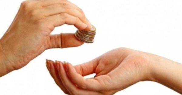 حكم إعطاء الزكاة للأخت الفقيرة