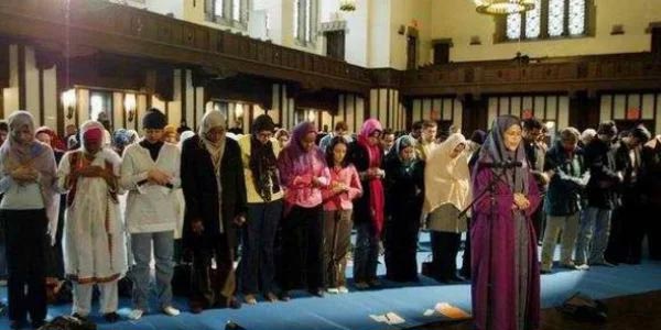 كيفية إمامة المرأة للنساء وأين تقف في الصف كيفية إمامة المرأة للنساء وأين تقف في الصف