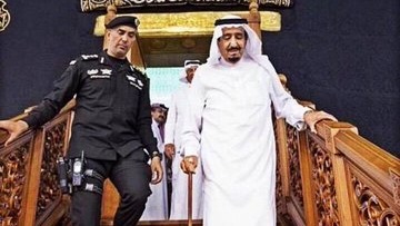 العاهل السعودي برفقة حارسه الشخصي الراحل 