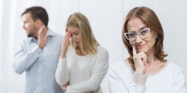 حكم مقاطعة الزوجة لحماتها وحدود العلاقة بينهما