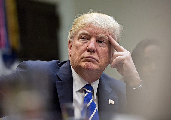 ترامب  في مأزق كبير بسبب مكالمة تليفونية 