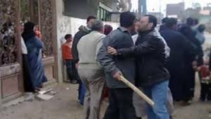 شخص يحمل شومة - ارشيفية