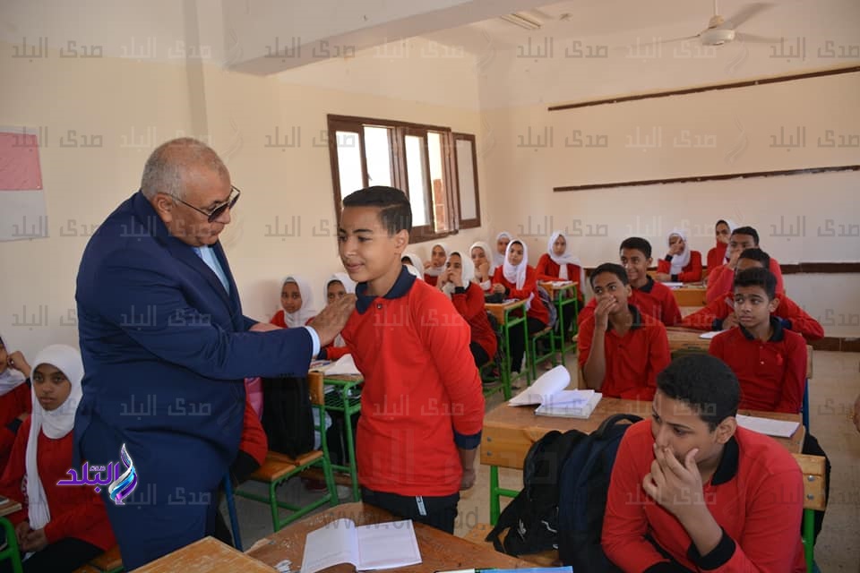 عمال يطورون مدرسة بالجهود الذاتية