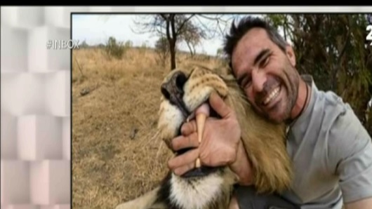 مواطن يحصل على صورة ويده فى فم الأسد