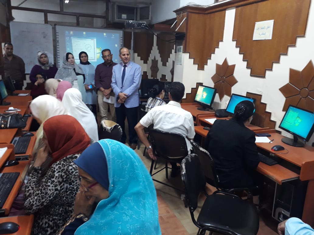 وكيل تعليم الفيوم يتابع تدريب مهارات الحاسوب للإداريين