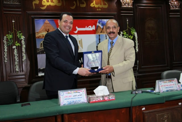 تكريم أيمن عدلي في كلية دار العلوم بعد محاضرة عن "الإحترافية تكريم أيمن عدلي في كلية دار العلوم بعد محاضرة عن "الإحترافية