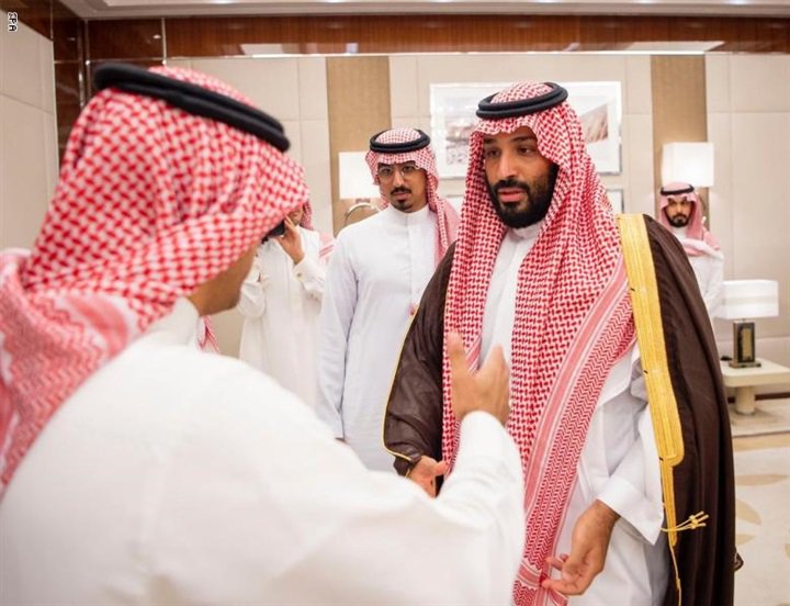ولي العهد السعودي مع أسرة حارس الملك سلمان ولي العهد السعودي مع أسرة حارس الملك سلمان