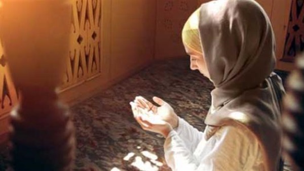 هل يجوز الصلاة وقراءة القرآن بملابس المنزل الخفيفة ؟