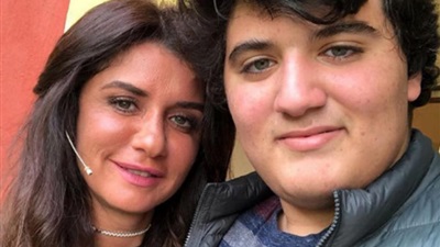غادة عادل مع نجلها عبد الله