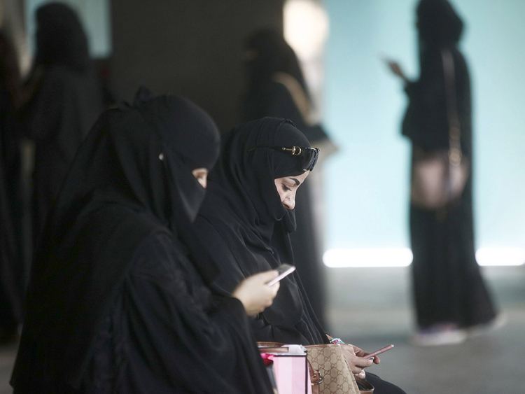 المرأة السعودية وطريقة لباسها 