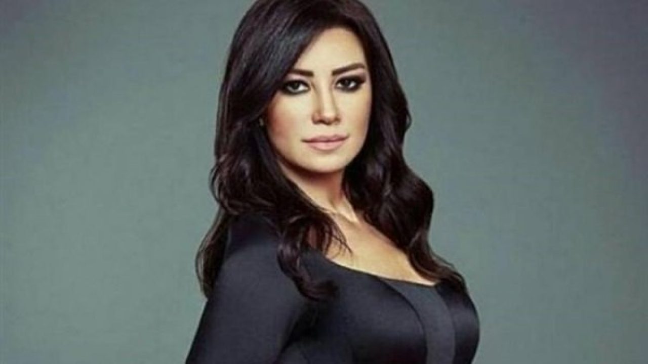 مصنوع من الجرائد..أروى جودة تشعل السوشيال ميديا بإطلالة غريب مصنوع من الجرائد..أروى جودة تشعل السوشيال ميديا بإطلالة غريب