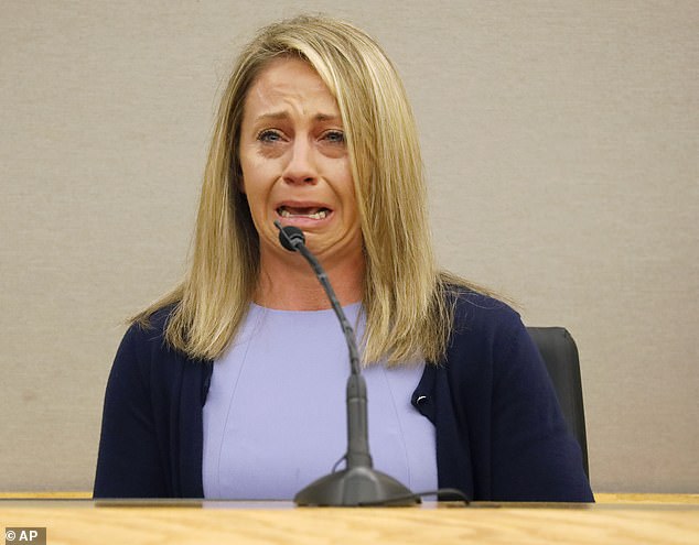 الشرطية الأمريكية تبكى خلال المحاكمة 