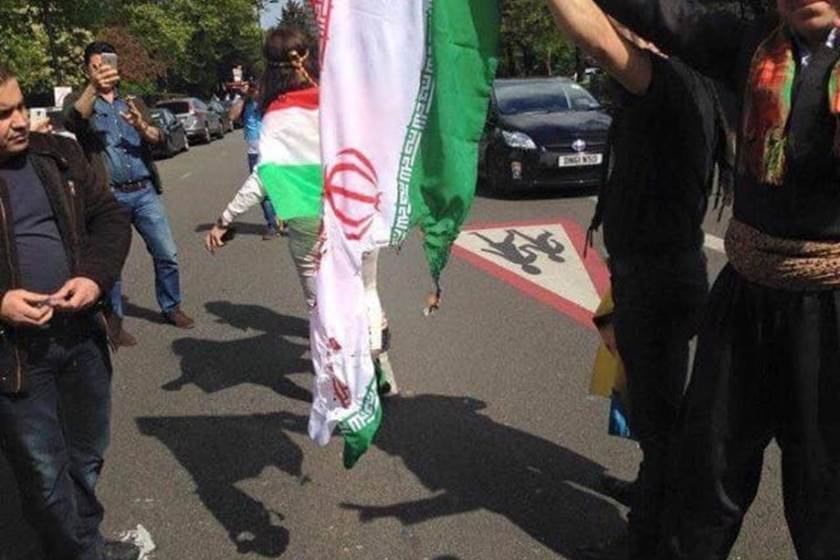 متظاهرون يحرقون علم إيران