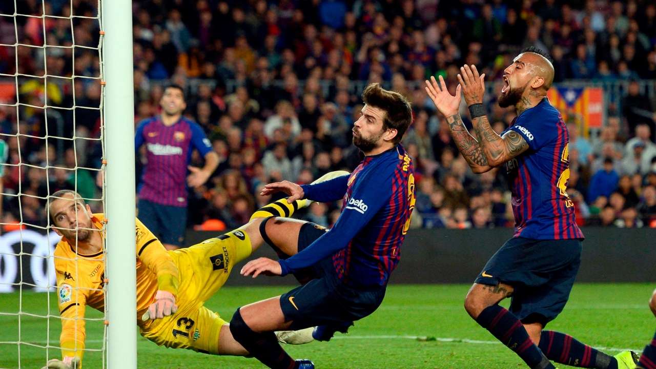 بيكيه مع لاعبي برشلونة 