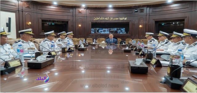 اجتماع وزير الداخلية مع مساعديه 