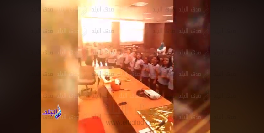 طلاب يرددون أغنية أنا ابن مصر