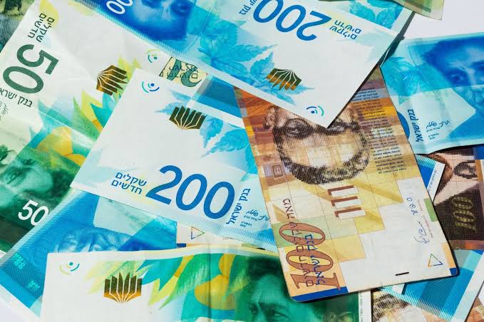 إسرائيل تقرر تحويل 1.8 مليار شيكل للسلطة