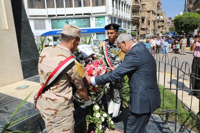 إكليل من الزهور على النصب التذكارى بالمنوفية