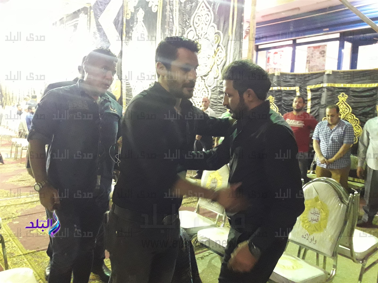  سيد معوض يتلقى العزاء في والده بالفيوم