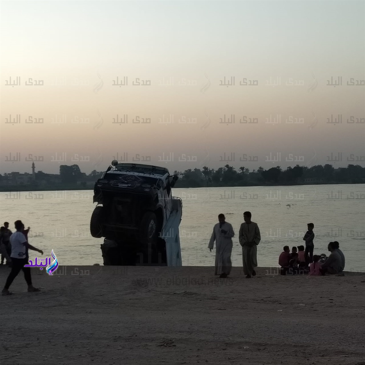 سقوط سيارة نقل محملة بالطمي من أعلي معدية في نهر النيل سقوط سيارة نقل محملة بالطمي من أعلي معدية في نهر النيل