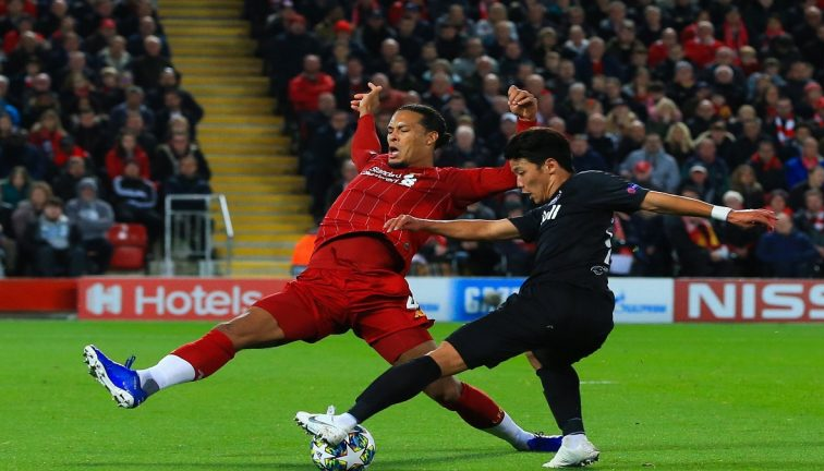 فان دايك أثناء مباراة سالزبورج النمساوي