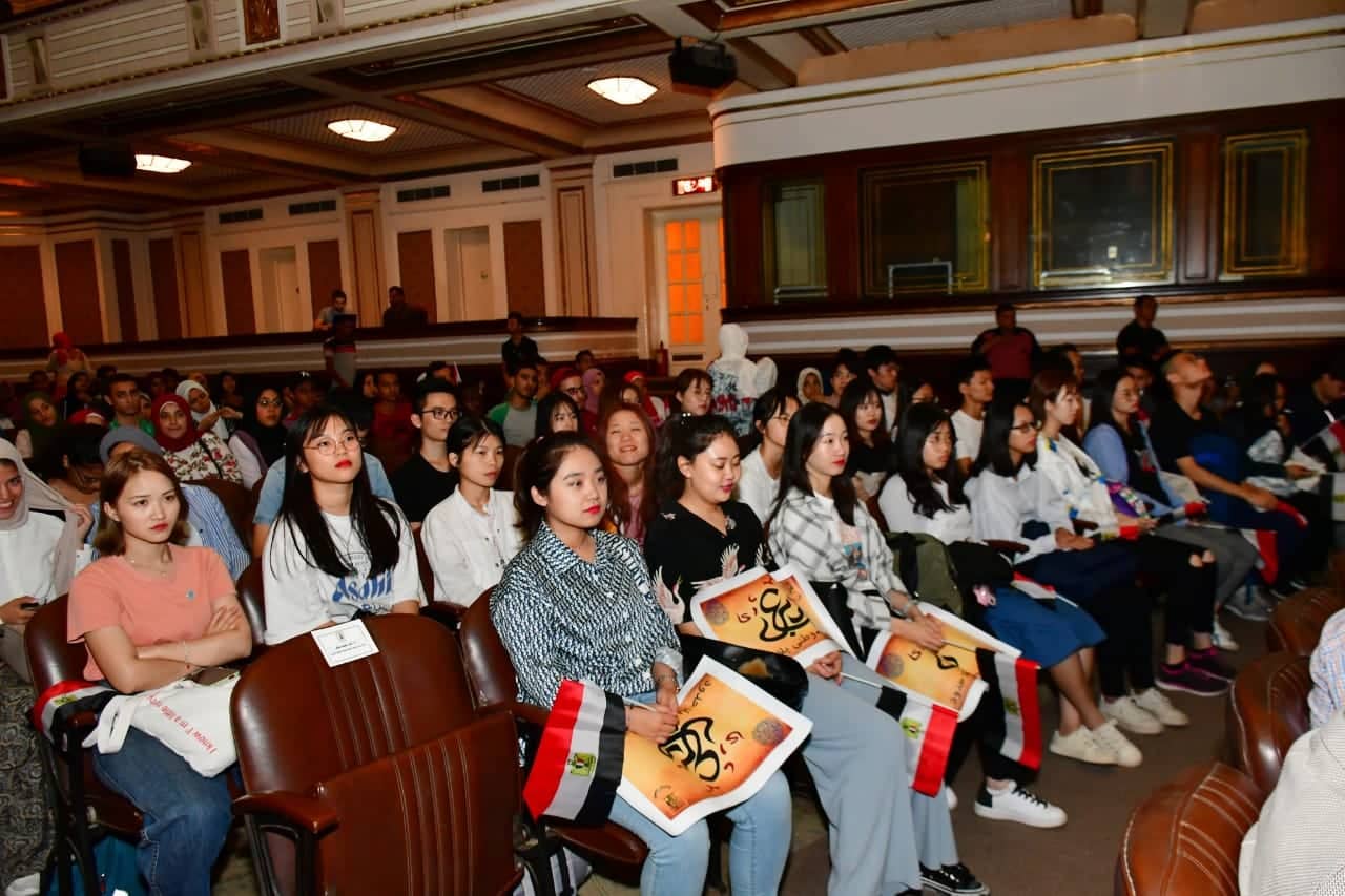 طلاب صينيون يحتفلون بنصر أكتوبر بجامعة القاهرة