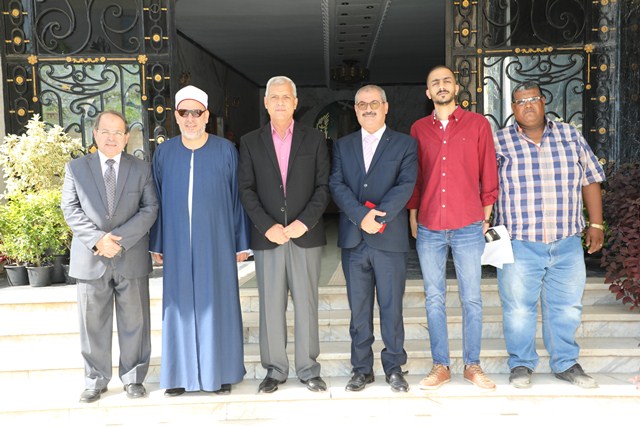 محافظ المنوفية مع مندوب حاكم الشارقة محافظ المنوفية مع مندوب حاكم الشارقة