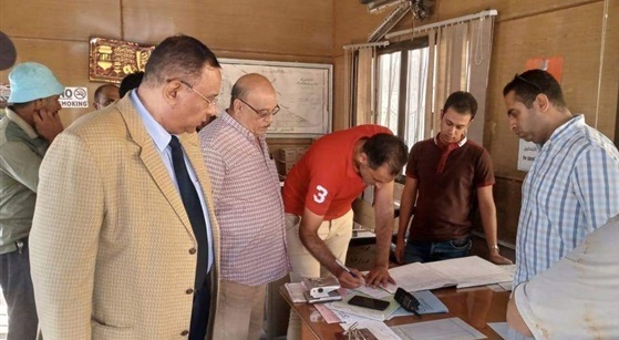 رئيس مدينة يحيل 16 موظفا للتحقيق بدمياط