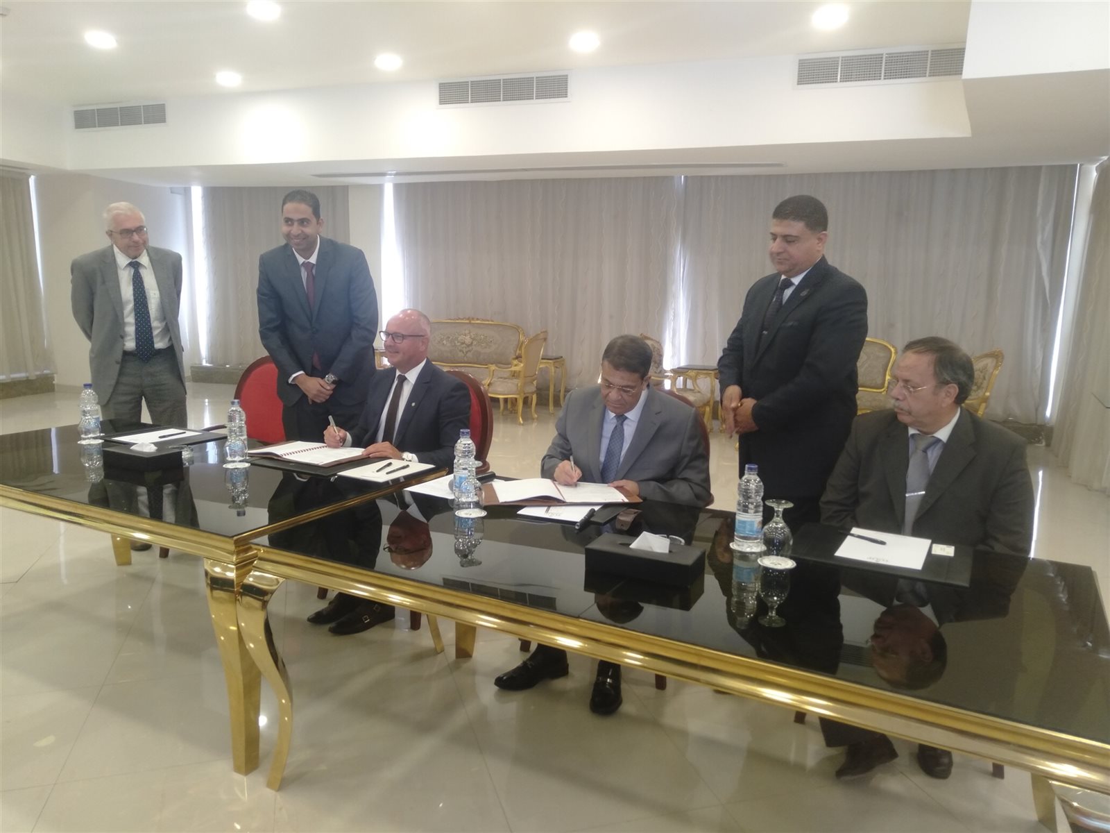 جانب من التوقيع جانب من التوقيع