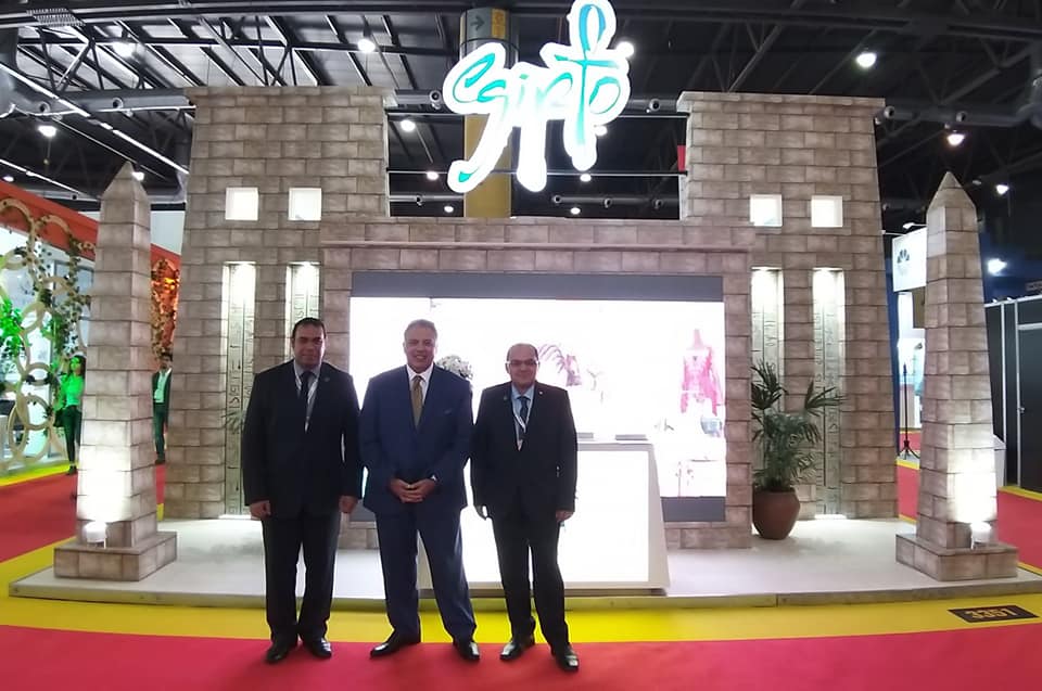 جانب من المشاركين في المعرض جانب من المشاركين في المعرض