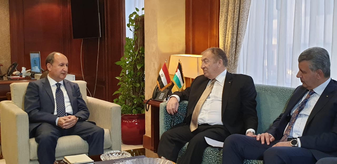 وزير التجارة يبحث مع وزير الاقتصاد الفلسطيني تعزيز العلاقات وزير التجارة يبحث مع وزير الاقتصاد الفلسطيني تعزيز العلاقات