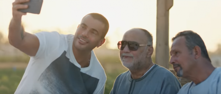 عمرو دياب مع أقاربه في الشرقية